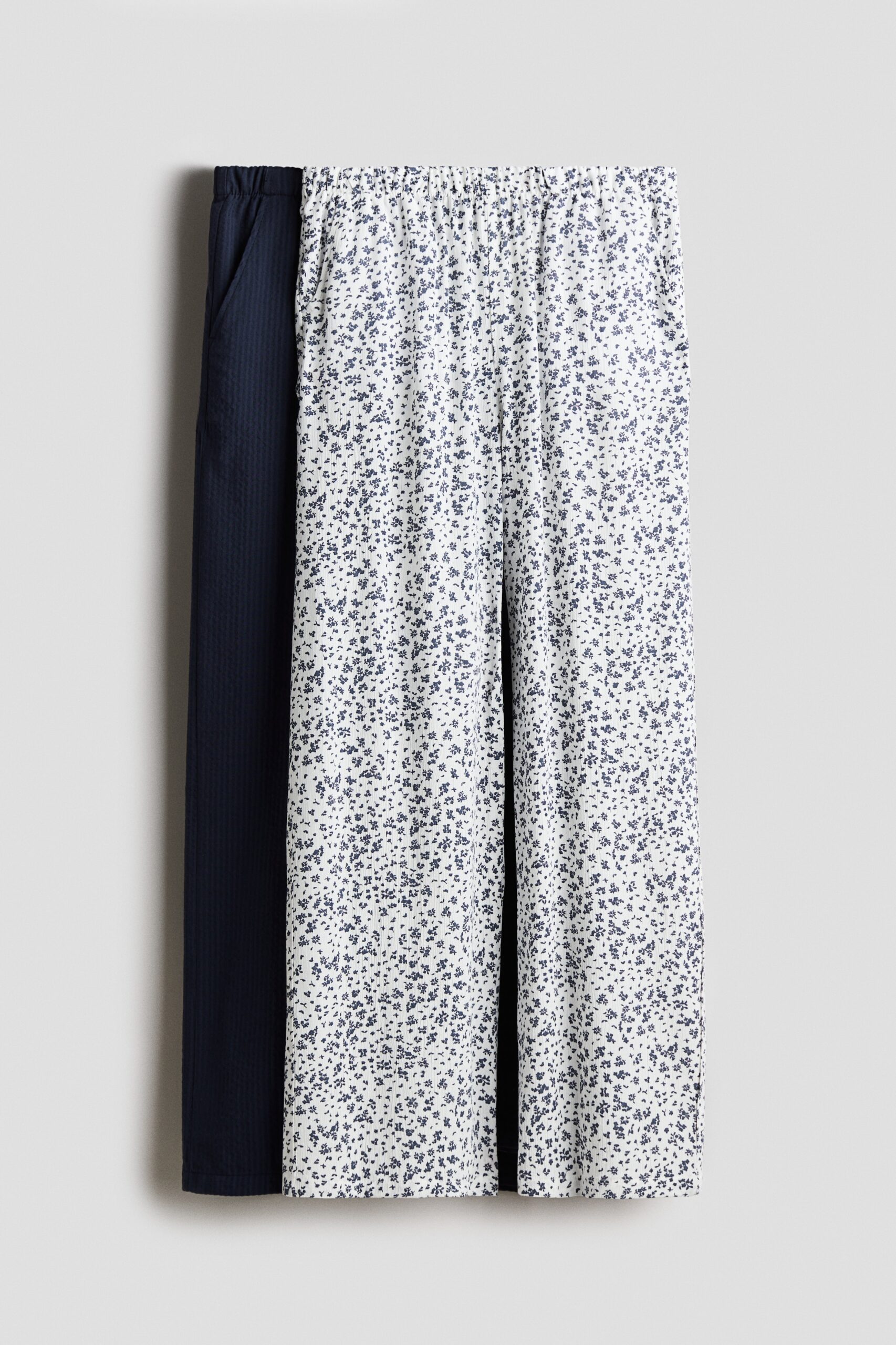 H & M - Set van 2 broeken met wijde pijpen - Marineblauw/Bloemen