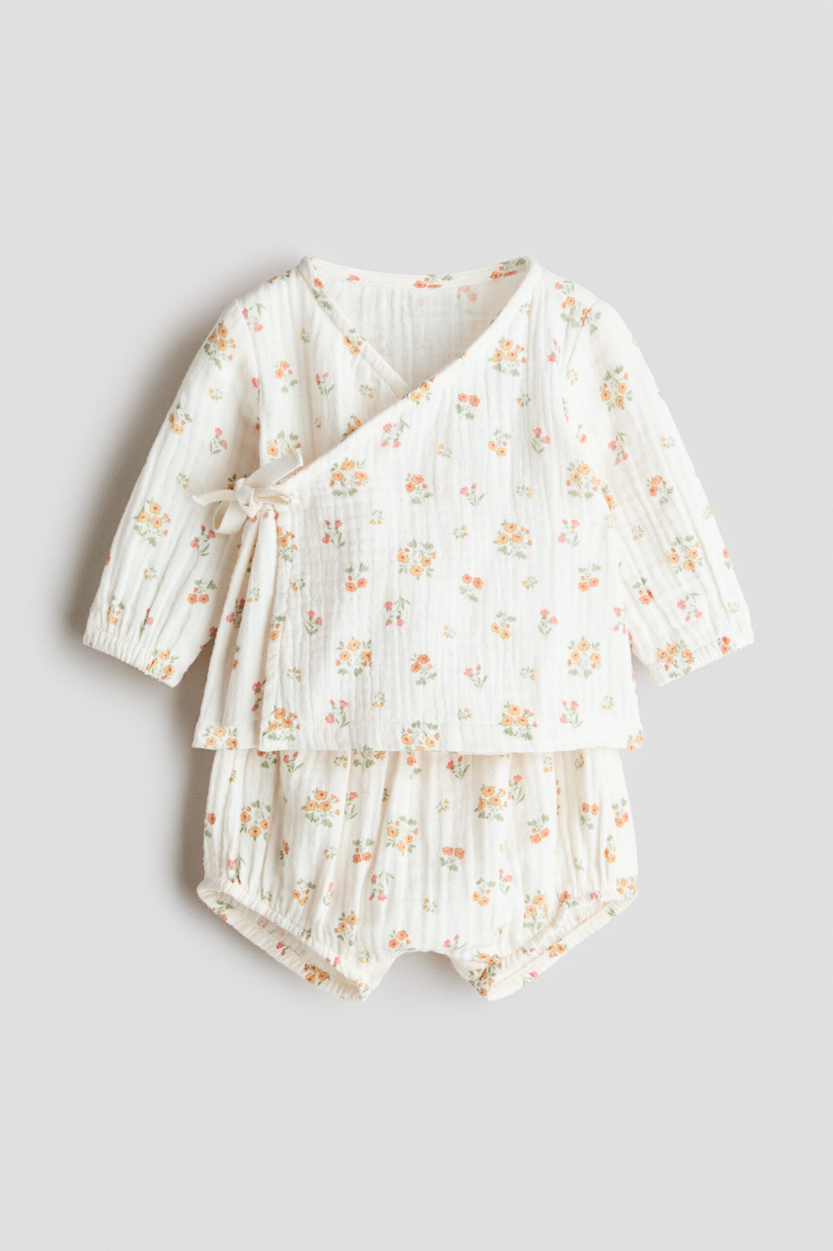 H & M - Tweedelige set van mousseline met overslag - Wit/Bloemen