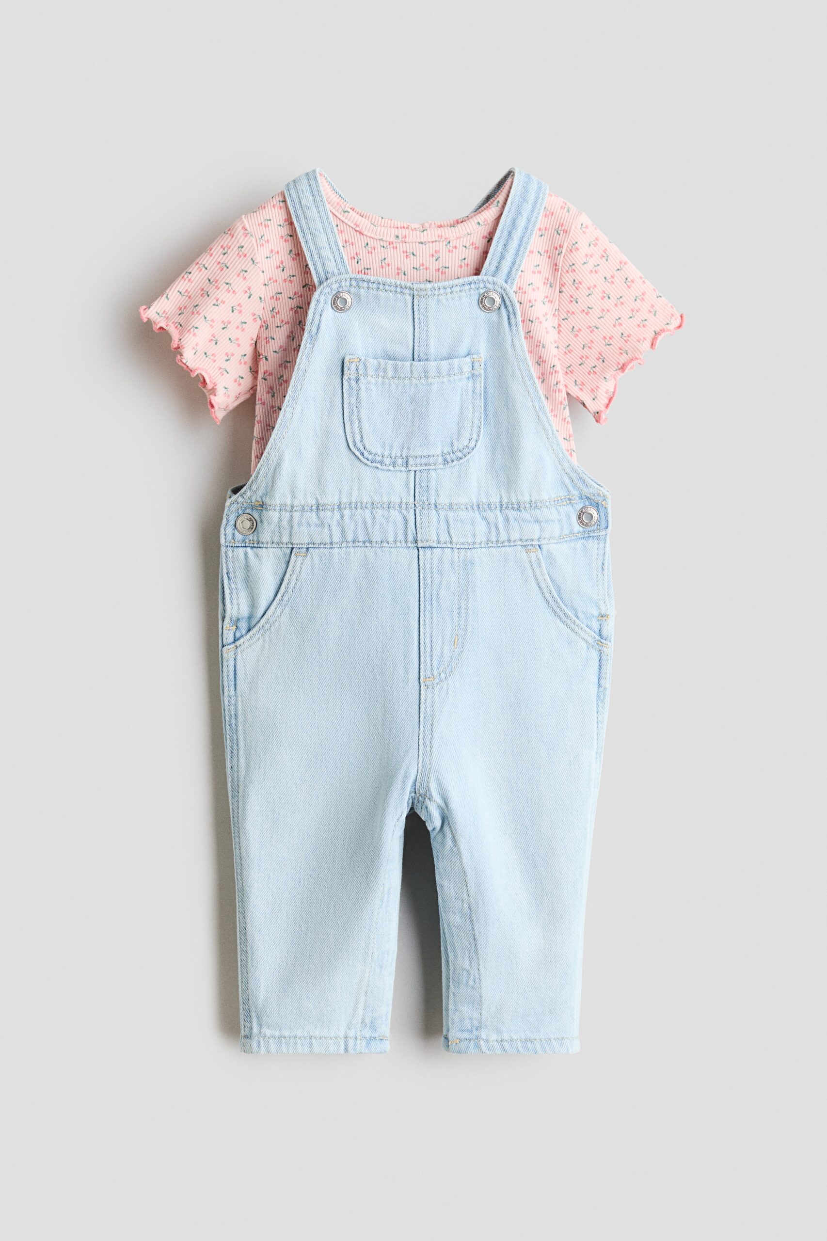 H & M - Tweedelige set - Salopette en shirt - Licht Denimblauw/Roze
