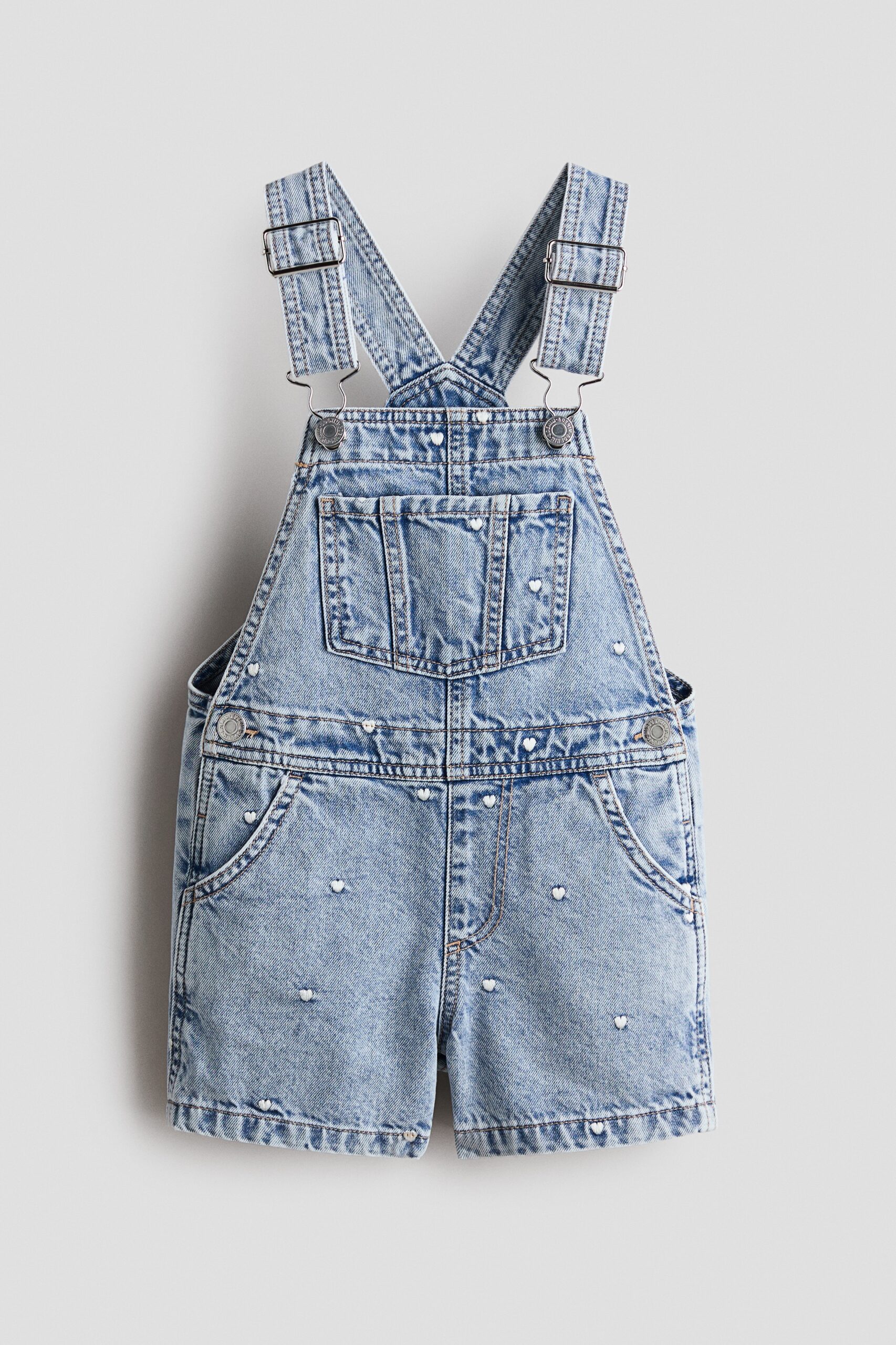 H & M - Denim salopetteshort met borduursel - Licht Denimblauw/Hartjes